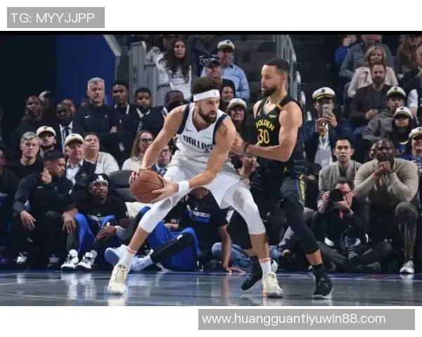 老队友重聚李凯尔赛后与库里追梦小佩顿温情互动展现深厚情谊