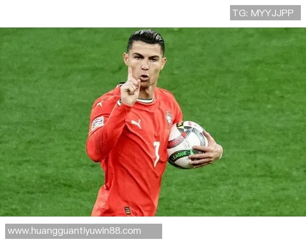 C罗社交媒体分享回归葡萄牙国家队照片帅气戴墨镜引发球迷热议 C罗社交媒体分享回归葡萄牙国家队照片帅气戴墨镜引发球迷热议