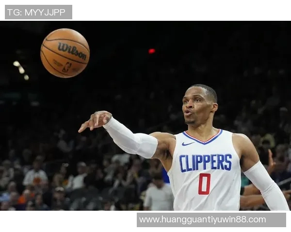 亨特表现出色半场高效6中5砍下12分6板1助1断依旧稳健展现实力