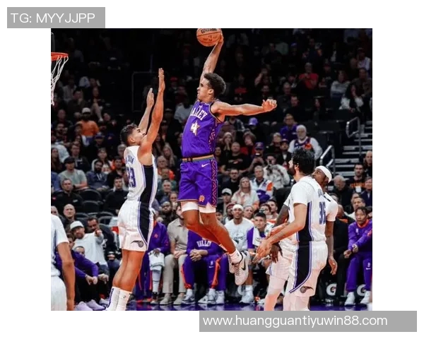 布克创历史新高前八场场均30分5助攻命中率超五成三分命中率达四成